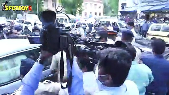 Rhea Chakraborty Reaches Home After Getting Bail from Bombay High Court | SpotboyE