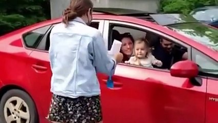 Une fillette remercie une femme à sa façon