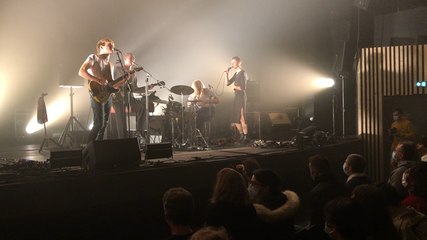 The Psychotic Monks en mode assis, masqué