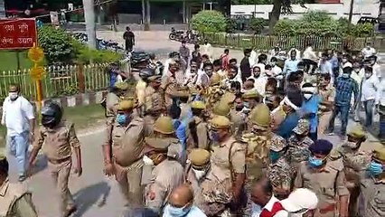 जेल में बन्द साथी कांग्रेसियों की रिहाई को लेकर प्रदर्शन