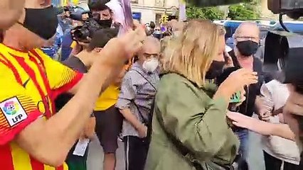 Acoso repugnante de los independentistas a Mayka Navarro en directo en Telecinco