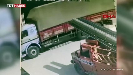 Şakalaşan çocuklar demir kapının altında kaldı