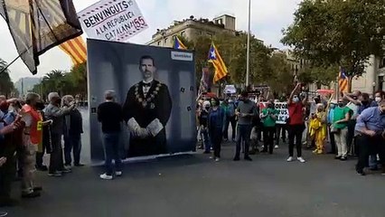 L'ANC acomiada Felipe VI cremant-ne un retrat gegant