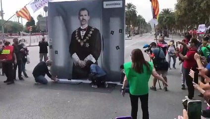 La presidenta de la ANC quema una foto del rey Felipe VI