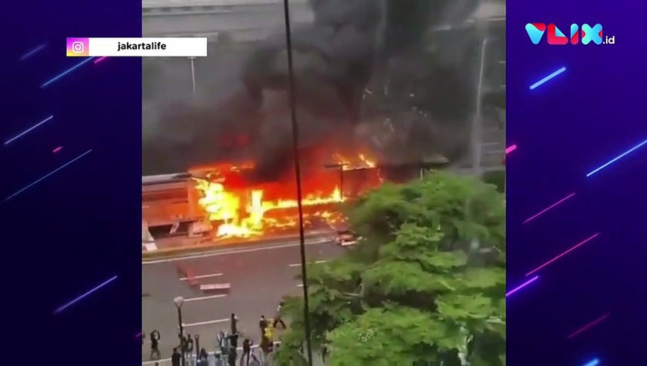 Sosok Misterius Curi Perhatian Saat Halte Busway HI Dibakar