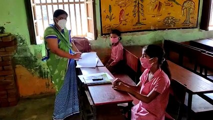 चाहे वह ऑन लाइन पढ़ाई की हो या फिर बच्चों का स्कूल, अध्यापक अपनी जिम्मेदारी बराबर निभा रहे