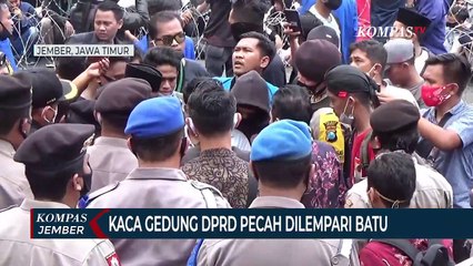 Aksi Tolak UU Cipta Kerja, Mahasiswa Lempari Gedung DPRD Dengan Batu
