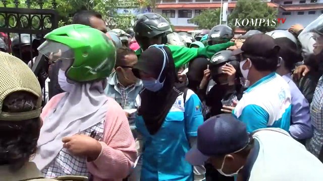 2 Anggota DPRD Bagi-Bagi Uang di Tengah Demo Buruh