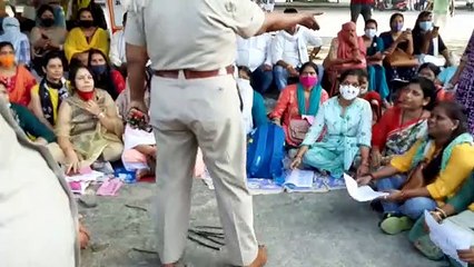 कस्तूरबा गांधी विद्यालय के शिक्षकों ने हवन पूजा करके जताया विरोध, पुलिस ने रोका