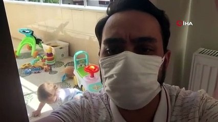 Koronalı baba çocuğunu camın arkasından seviyor