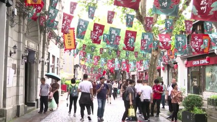 中, 8일 연휴에 '보복 소비' 왕성..."경제 회복 기대감" / YTN