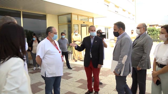 Bendodo visita las obras de reforma del Hospital Comarcal de La Axarquía