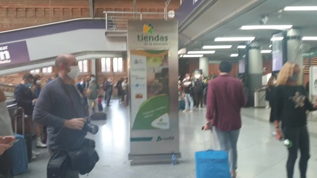 Numerosos ciudadanos esperan en Atocha para saber si podrán salir de Madrid