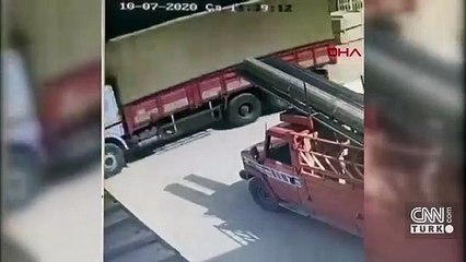 Demir kapı çocukların üzerlerine devrildi | Video