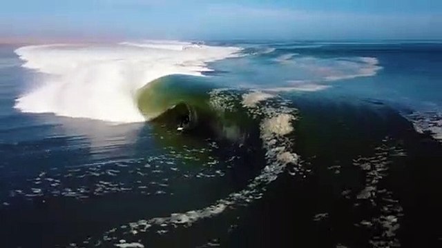 Un surfeur démontre son talent