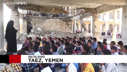 Yemen, studenti a lezione tra le rovine della guerra