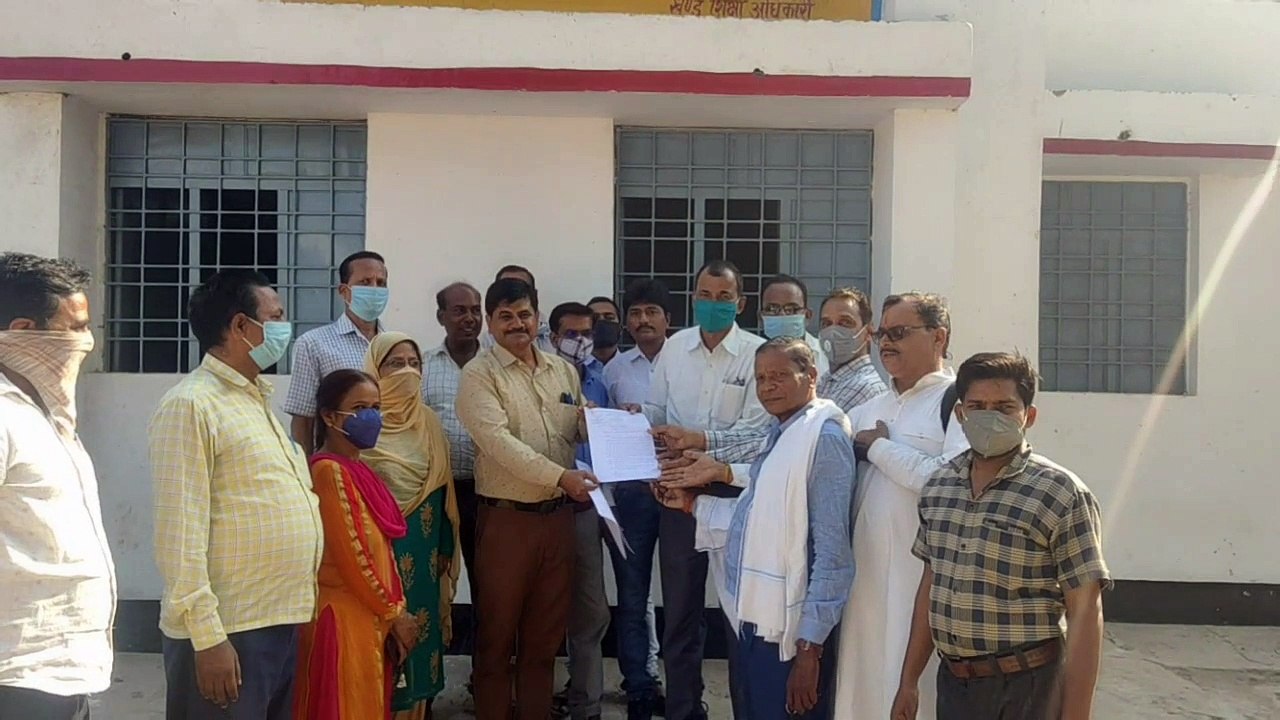 शिक्षकों ने खण्डशिक्षा अधिकारी को ज्ञापन सौंपा