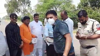 मुख्यमंत्री जी को घटिया गेहूं की शिकायत करने जा रहे जा रहे कांग्रेसियो को सीतामऊ पुलिस ने रोका