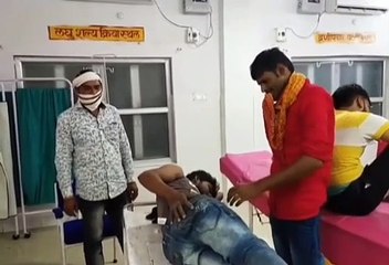 Video herunterladen: बाइक सवार को ट्रैक्टर ने मारी टक्कर, बाइक सवार हुआ घायल