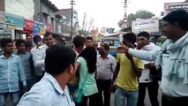फर्रुखाबाद: प्रेमी-प्रेमिका का बीच बाजार में जमकर हंगामा