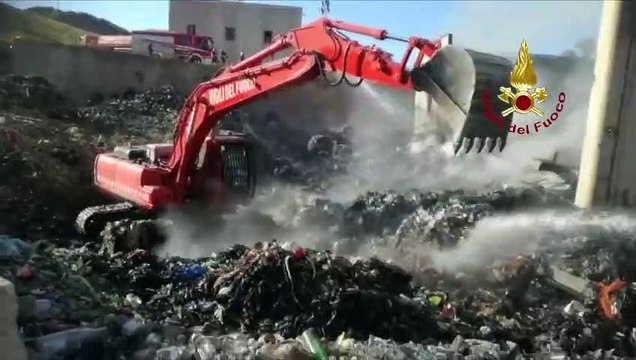 Squillace (CS) - Incendio azienda rifiuti, le operazioni di bonifica (09.10.20)