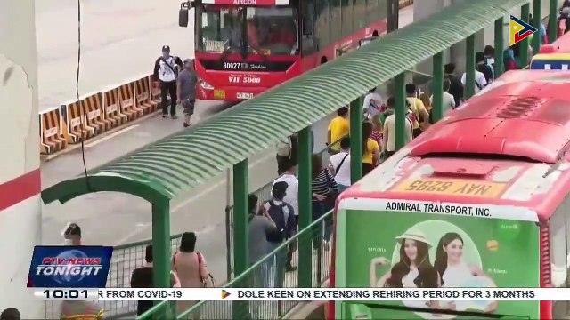 Commuters flock to EDSA Monumento for free BEEP card