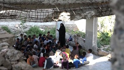Au Yémen, des élèves font leur rentrée dans un champ de ruines