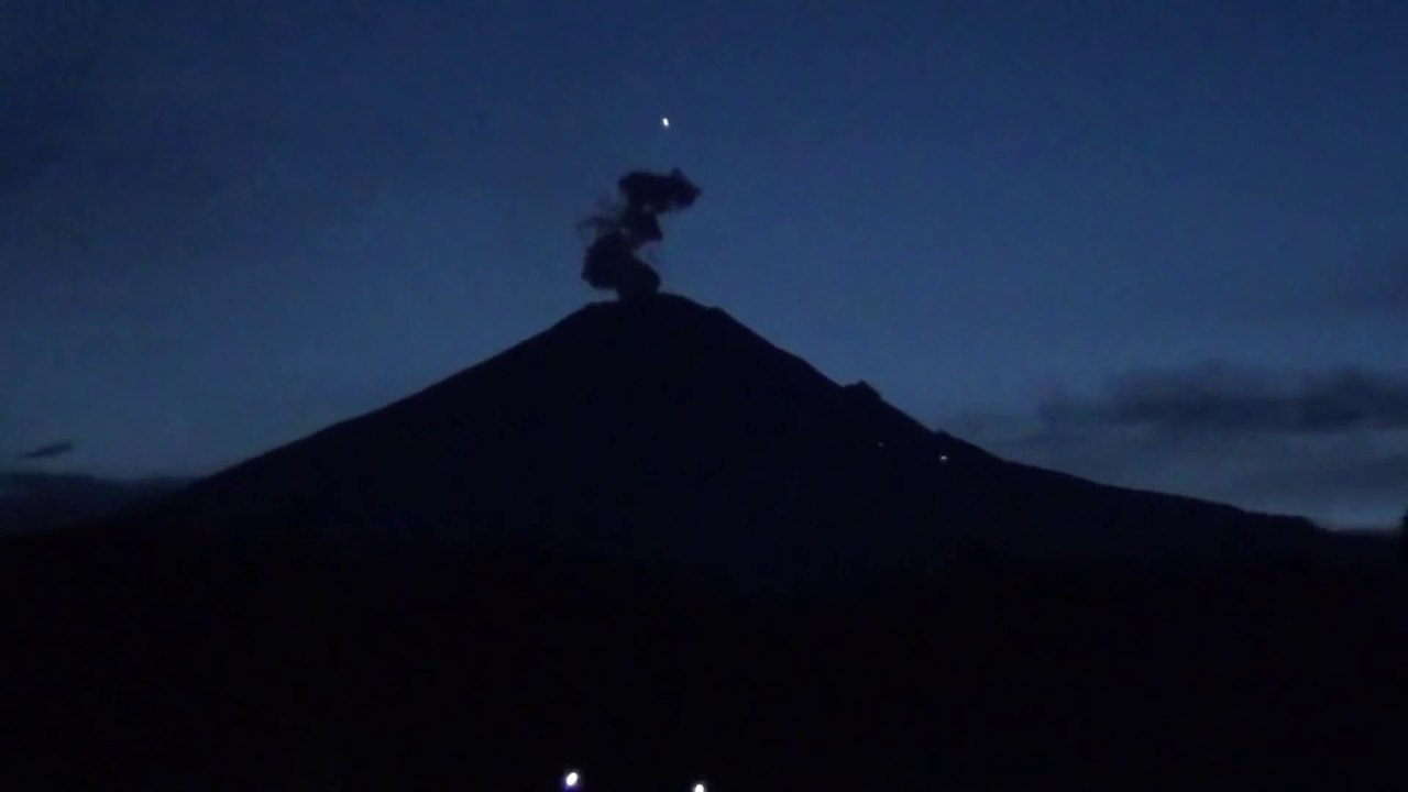 luces en el volcán Popocatepetl en plena noche