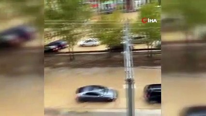 Yıldırım düştü, ağaç parçalandı