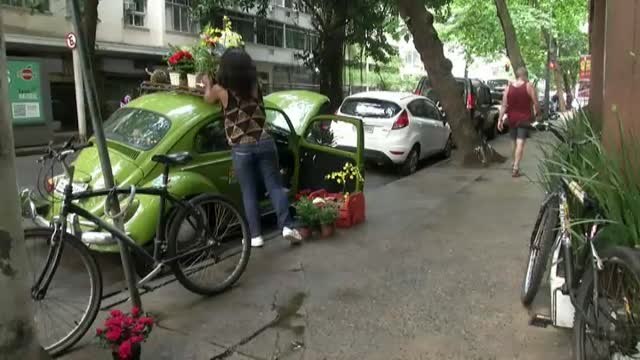 Una mujer subsiste en tiempos de pandemia vendiendo flores por las calles de Río de Janeiro