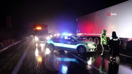 TEM Otoyolu’nda kayan toprak trafiği felç etti