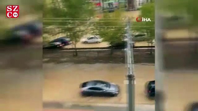 Yıldırım düştü, ağaç parçalandı