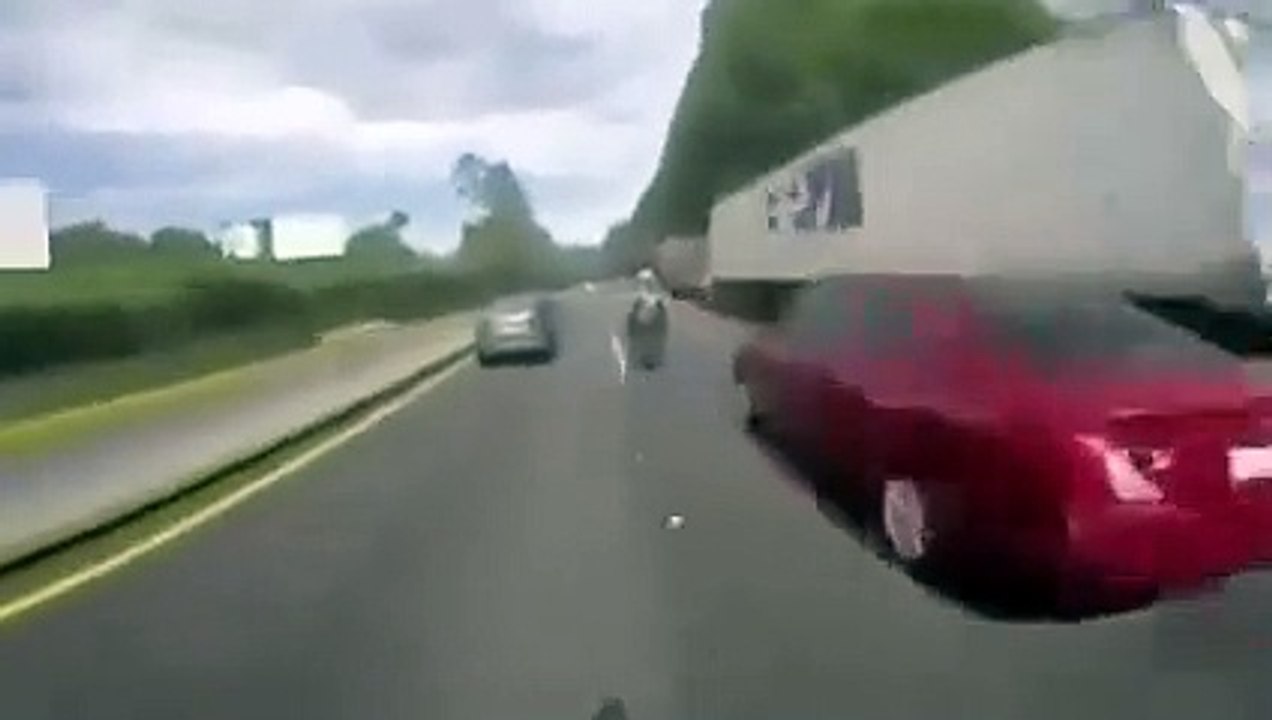 Il veut faire la course avec des motards mais sa copine tire le frein à main