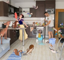 Profesor de escuela causa furor en redes al ‘convivir’ con los personajes de Disney