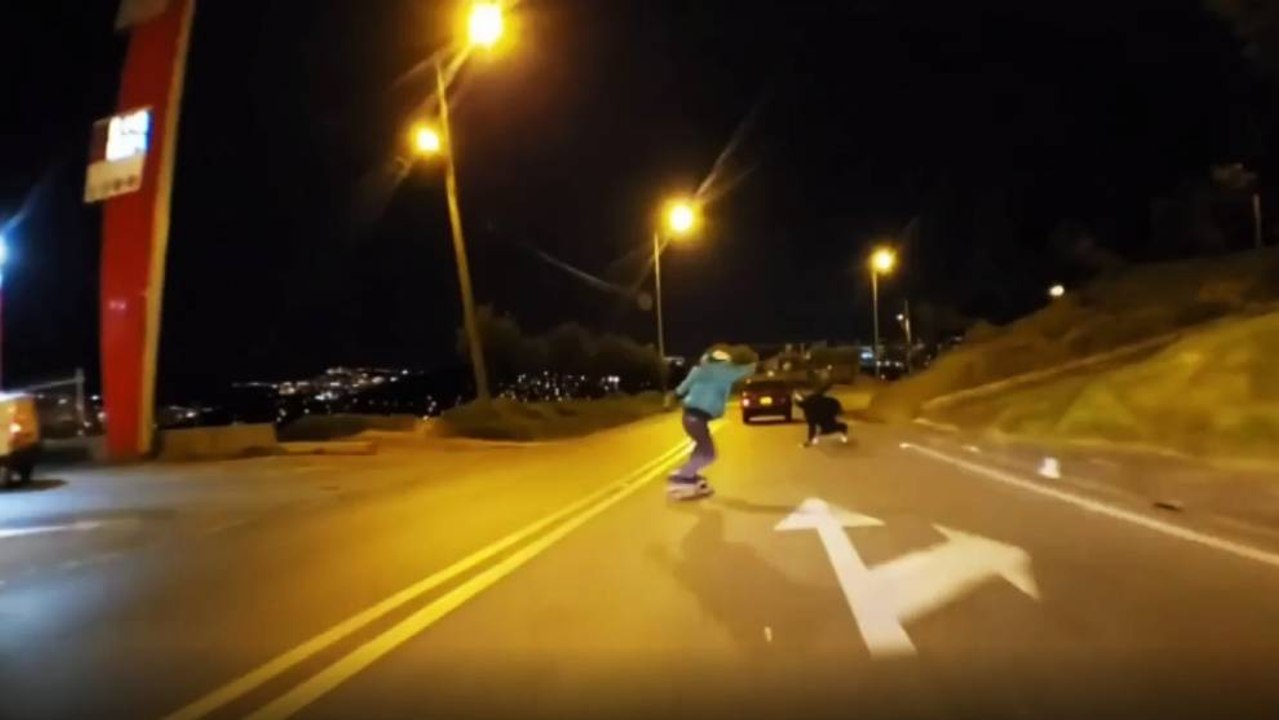 Peligrosas maniobras de jóvenes en patinetas y bicicletas en el sur de Bogotá