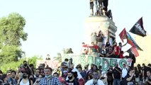 Manifestantes expulsan a policías de simbólica plaza en Santiago de Chile