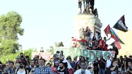 Manifestantes expulsan a policías de simbólica plaza en Santiago de Chile
