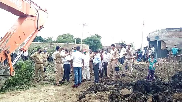 अण्डर पास पुल के निर्माण को लेकर भूमि न खाली करने पर चलवाया बुलडोजर, ग्रामीणों ने काटा जमकर हंगामा
