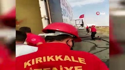 Nakliye kamyonu içindeki eşyalarla küle döndü