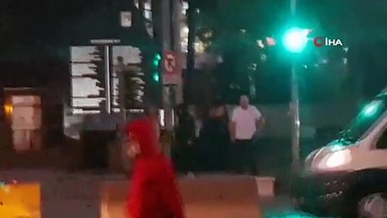 Yoldaki çukur yağmur suyuyla doldu, fark edemeyen vatandaş içine düştü