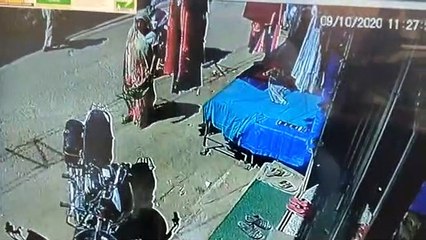 उचक्के ने बाइक की डिग्गी से उड़ाए डेढ़ लाख रुपये, घटना सीसीटीवी में कैद