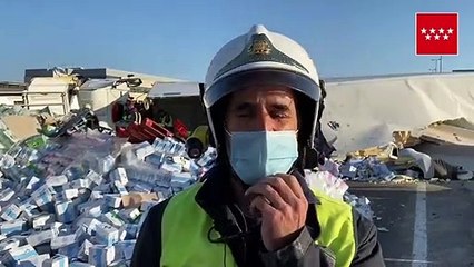 Así han rescatado los Bomberos al conductor del camión accidentado en la M-50