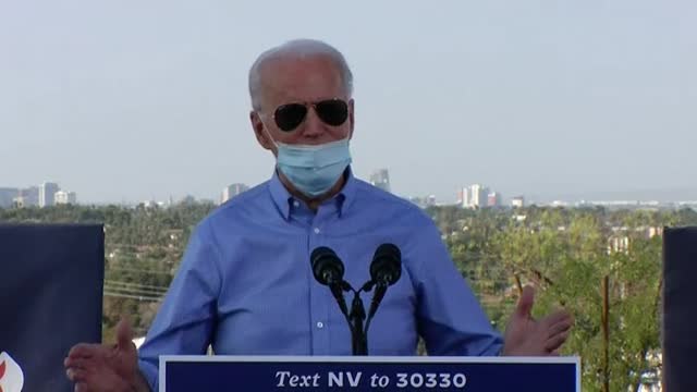 La mascarilla le juega una mala pasada a Biden durante un acto de campaña en Las Vegas