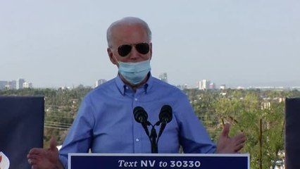 La mascarilla le juega una mala pasada a Biden durante un acto de campaña en Las Vegas