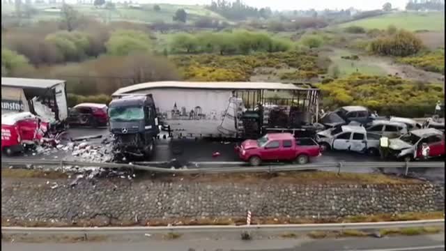 Dos personas mueren en un espectacular accidente múltiple en Chile