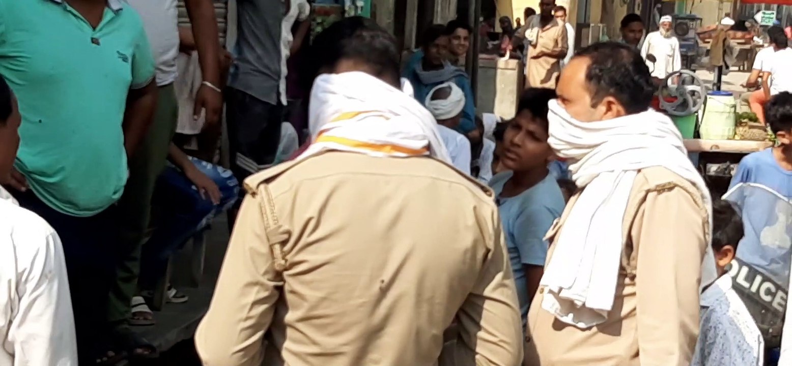 कांधला: विद्युत पोल में करंट आने से बंद कर घायल मोहल्ले वासियों का हंगामा