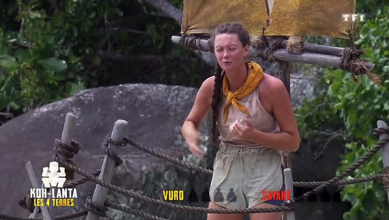 Brice se prend un poteau sous l'oeil de Denis Brogniart dans Koh-Lanta, les 4 Terres sur TF1