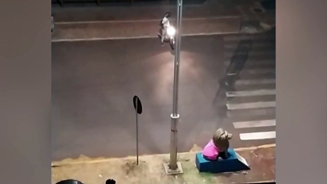 Veja: Jovem de 23 anos fica ferido ao bater moto contra árvore