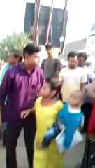 बीच सड़क पर चला पति पत्नी का हाईवोल्टेज ड्रामें से लगी भीड़