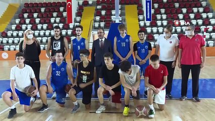 Bakan Kasapoğlu, Güngören'deki spor tesislerinde incelemelerde bulundu